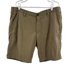 Under Armour Men's Khaki Flat Front Shorts nylon 40 casual vacation summer